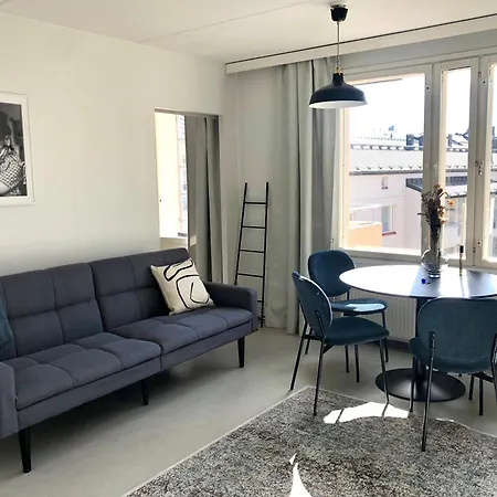 Top Floor One Bedroom With Balcony